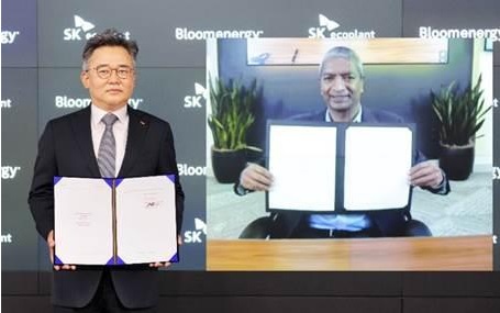 박경일 SK에코플랜트 대표(왼쪽)와 케이알 스리다르 블룸에너지 창업자 겸 대표가 지난 24일 전략적 협력 강화를 위한 계약을 체결한 뒤 기념사진을 촬영하고 있다.(사진=SK에코플랜트)