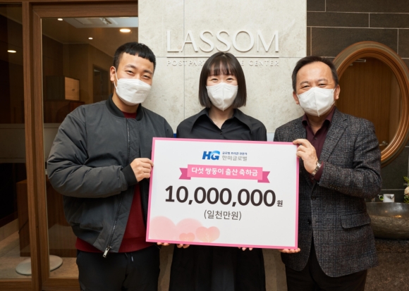 (왼쪽부터)김진수·서혜정 대위, 이상호 한미글로벌 사장이 기념사진을 촬영하고 있다./한미글로벌