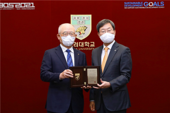 (왼쪽부터)신명호 회장과 정진택 총장이 기념촬영을 하고 있다./부영그룹