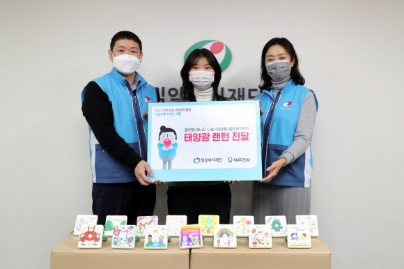 대우건설 임직원들이 캠페인을 진행하고 기념사진을 촬영하고 있다./대우건설