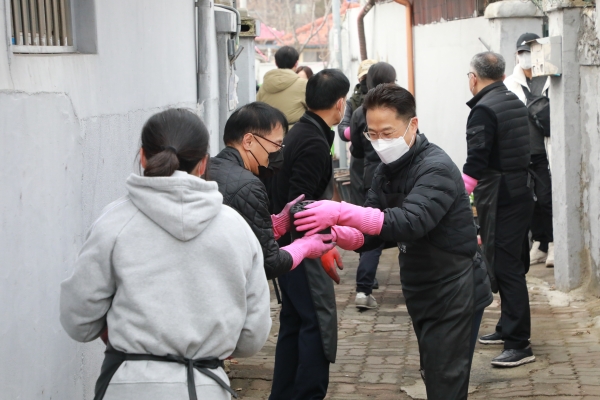 26일 대전 동구 신안동 가구에서 김정우 조달청장(오른쪽)이 설 명절을 앞두고 직원들과 함께 연탄 전달 봉사활동을 하고 있다./조달청