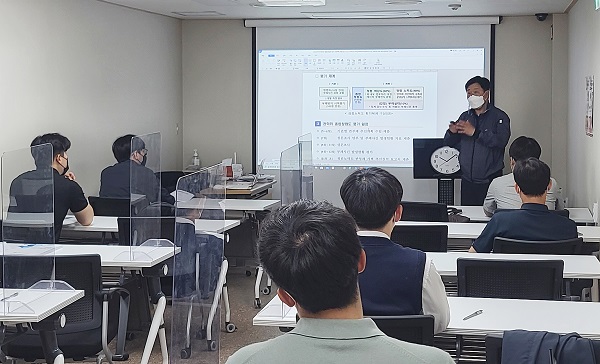 2022년 실시되는 안전관리원 청렴활동 및 평가 계획에 관해 설명 중인 모습이다.(사진=대한건설기계안전관리원)