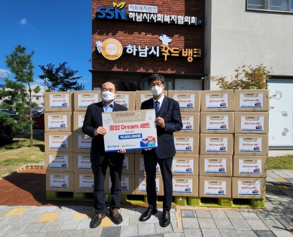 좌측부터 유희선 하남시사회복지협의회 회장과 김영일 한국종합기술 지원실장 /한국종합기술