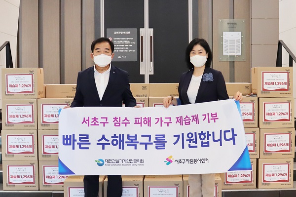대한건설기계안전관리원 백성기총괄이사(왼쪽)이 제습제기부 후 기념사진을 촬영하고있다.(사진=대한건설기계안전관리원)