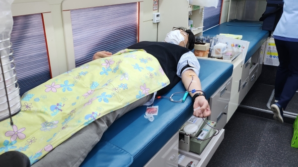 한국철도 수도권광역본부직원이 ‘생명나눔! 헌혈 행사’에 참여하고 있다.(사진=한국철도 수도권광역본부)