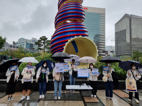 코이카 글로벌 서포터즈 ‘위코(WeKO)’ 4기가 서울 청계광장에서 지속가능발전목표(SDGs)와 국제개발협력에 대한 홍보 활동을 진행하고 있다.(사진=코이카)