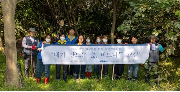 수도권광역본부 직원들과 사회적 협동조합 ‘한강’이 샛강 한경정화 활동을 시행하고 있다.(사진=한국철도 수도권광역본부)