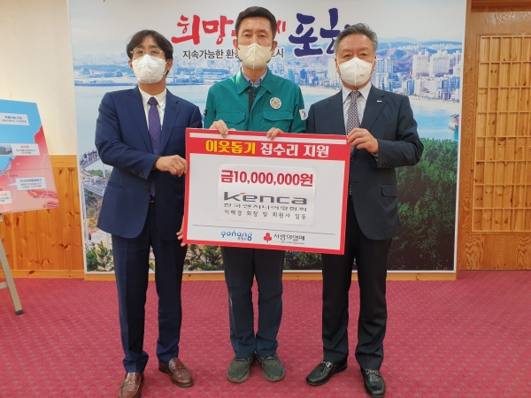 좌측부터 서호형 경북(대구)지회장, 이강덕 포항시장, 이해경 협회장 /한국엔지니어링협회