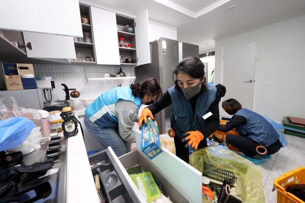 19일 서울시 강서구 노후주택에서 봉사자들이 거주자의 입주 준비를 위해 짐을 정리하고 있다./대우건설