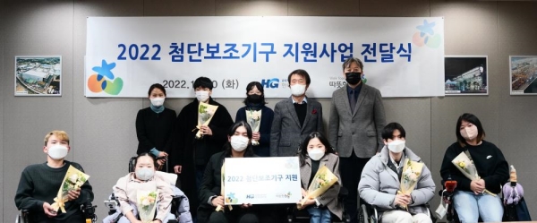 김종훈 한미글로벌 회장이(윗줄 오른쪽 두번째) 장애인 대학생들에게 보조기구를 전달한 후 기념사진을 촬영하고 있다./한미글로벌