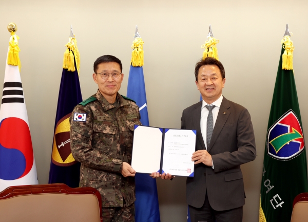 지난 28일 수도방위사령부에서 진행된 위문금 전달식에서 김규하 수방사령관(중장)과 백정완 대우건설 사장이 기념사진을 촬영하고 있다./대우건설