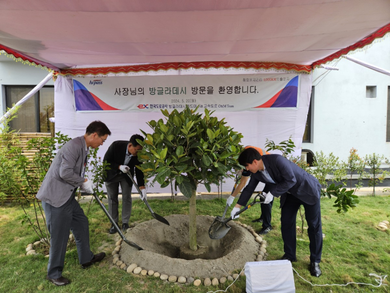 20일 방글라데시 현장 사무실에서 함진규 사장이 기념 식수를 하고 있다./도로공사