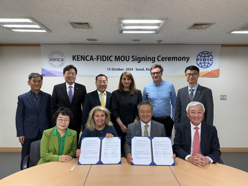 한국엔지니어링협회-FIDIC MOU 체결식에 위 좌측부터 시계방향 순으로 전경수 제일 부사장, 김용구 도화 사장, 신재혁 협회 부회장, Daduna Kokhreidze FIDIC 계약총괄, Michael Broadley FIDIC 교육 총괄, 이문호 협회 본부장, 이재완 공제조합 이사장, 이해경 협회 회장, Catherine Karakatsanis FIDIC 회장, 박미례 수성 회장이 참석했다. /엔지니어링협회