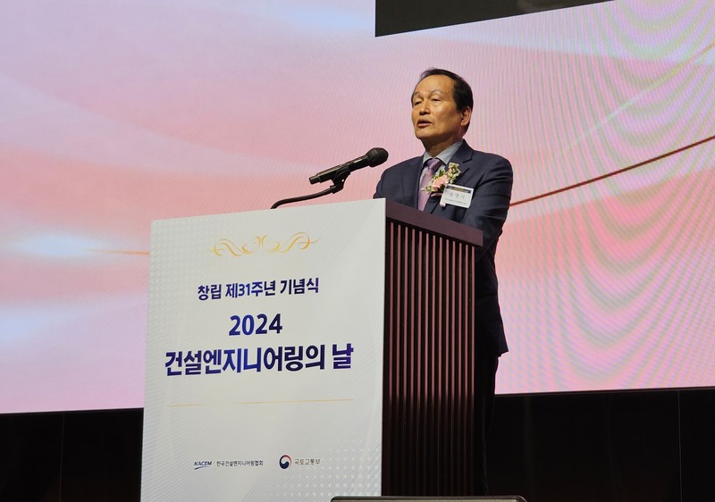 5일 서울 양재동 엘타워에서 열린 창립 31주년 건설엔지니어링의날에서 송명기 건엔협 회장이 기념사를 하고 있다./건설엔지니어링협회