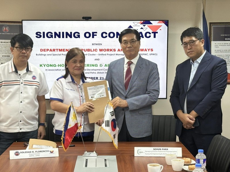 지난 21일 경호엔지니어링이 필리핀 DPWH와 210억원 규모 지진 위험 감소 설계감리 계약을 체결한 가운데 참석자들이 기념사진을 촬영하고 있다./경호엔지니어링