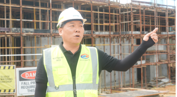 민홍철 카이사캇 정수장 PMC 단장이 현장에 대해 설명을 진행하고 있다.